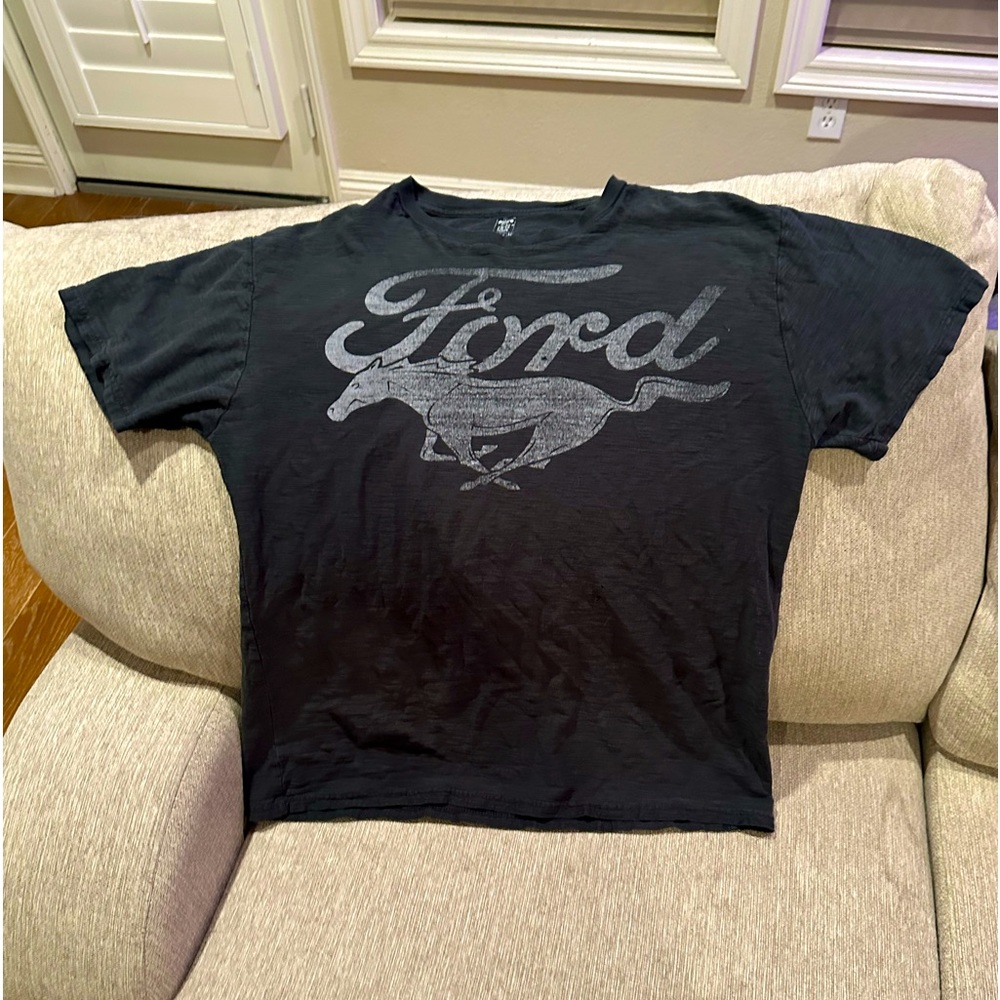 Vintage Mustang T-shirt. Has Some Tiny Holes On Front & Back Of Shirt.
